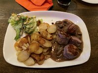 Schweinemedallions mit Bratkartoffeln.jpg